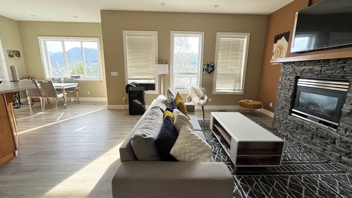 Promontory House | Bright and Private 3-Bedroom Retreat in Chilliwack