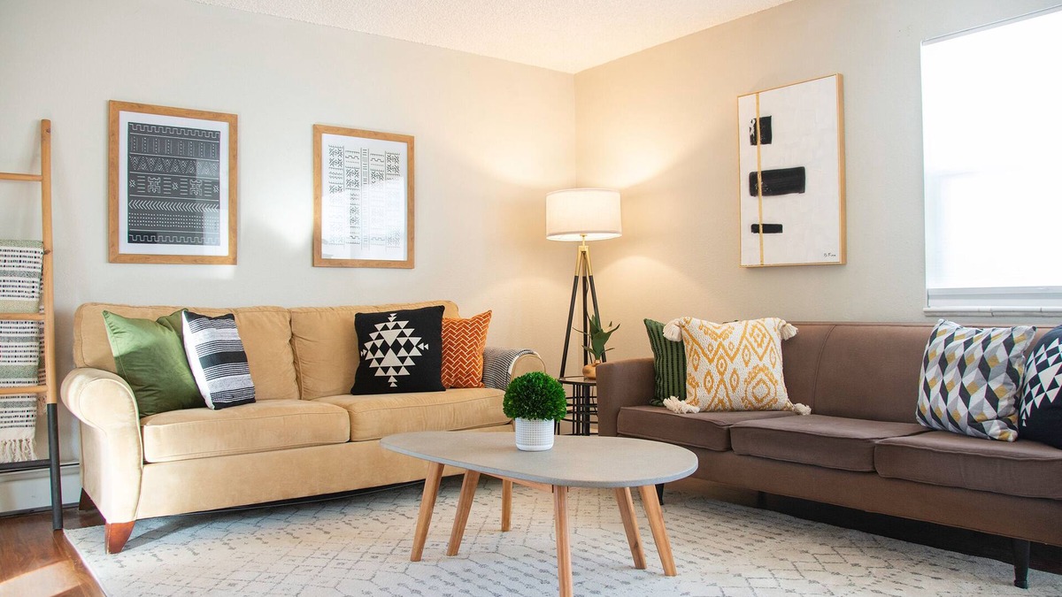 Aurora Condo | Bright and spacious 2-bedroom unit in North Aurora