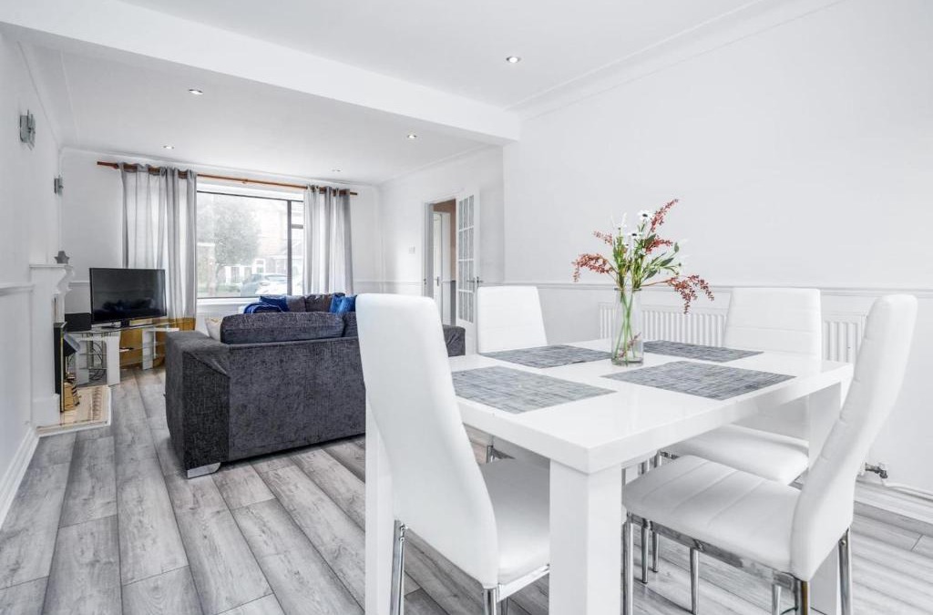 Brentwood Apartment | Bright and spacious home with free parking and garden