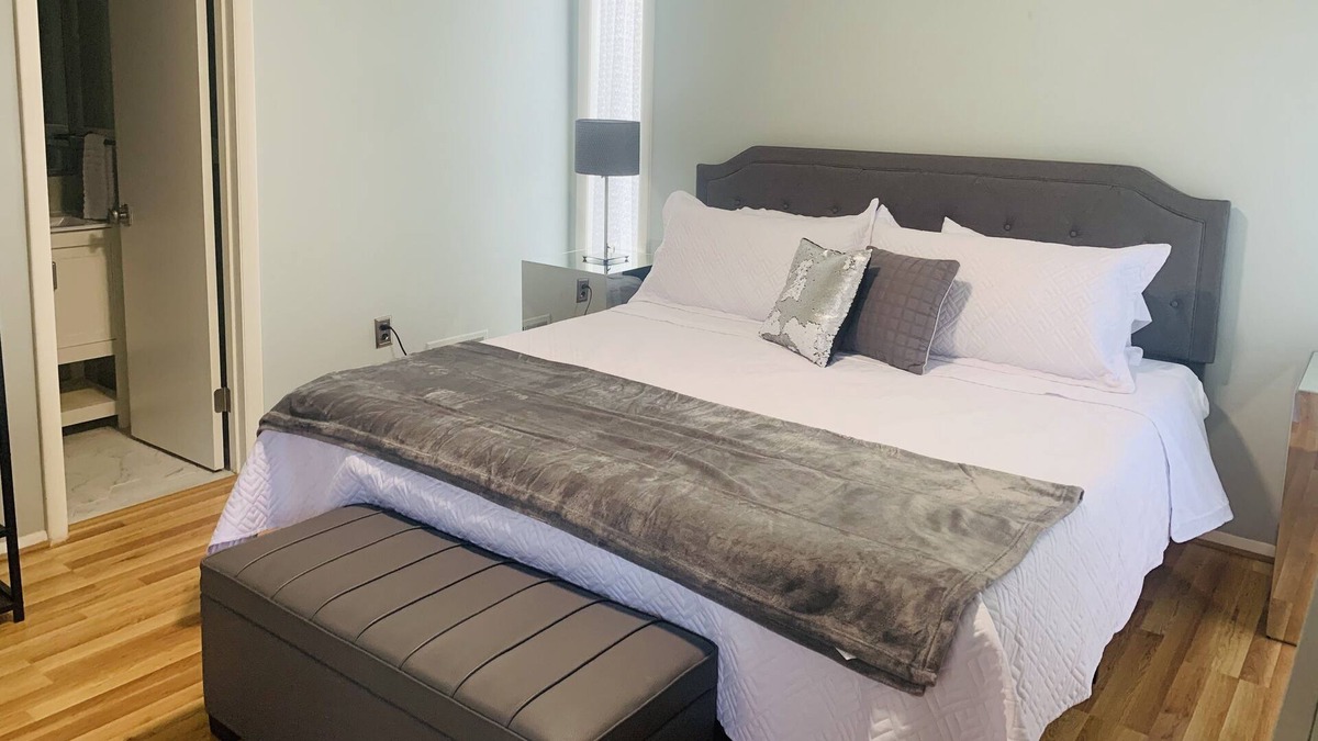 Lake Ridge House | Bright and spacious 4 room 3.5 bath house