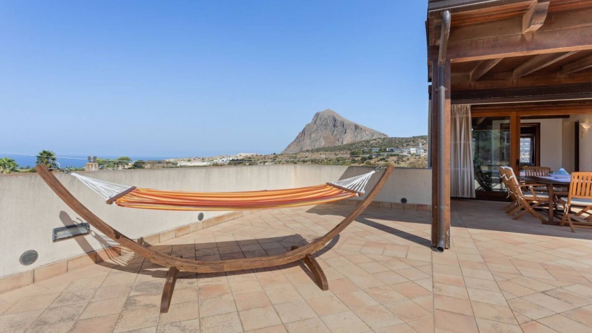 Custonaci Apartment | Bright and welcoming 35sqm apartment located on the first floor of an independent villa in Custonaci, a quiet countryside location a short distance from Erice and Cornino! The apartment has a large terrace with outdoor furniture and is completely indepen