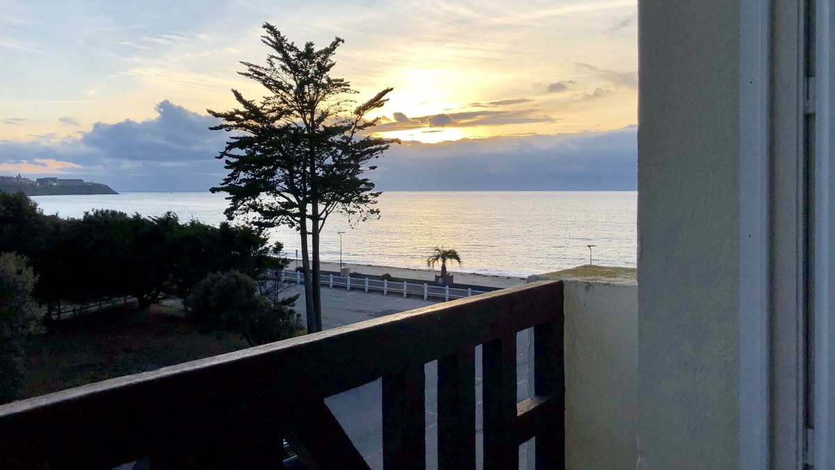 Donville-les-Bains Apartment | Bright apartment with sea view and direct access to the beach
