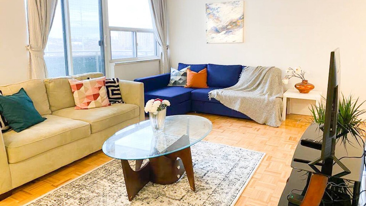 Flemingdon Park Apartment | Bright Apartment Close to City w/ Free Parking