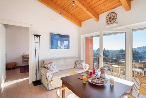 San Fermo della Battaglia Apartment | Bright Apartment Como Cavallasca