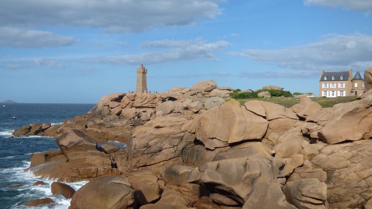 Perros-Guirec Apartment | Bright apartment, south terrace, classified 3 stars, parking, 100 m beach and trade