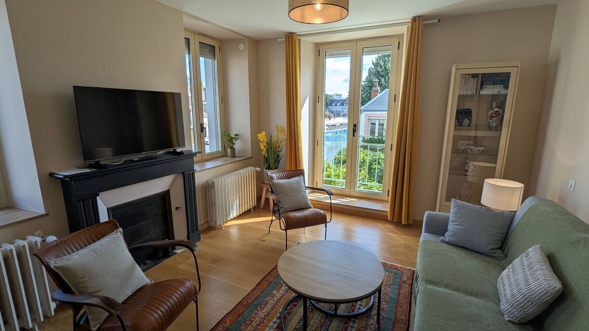Montargis Apartment | Bright apartment in central Montargis with canal view