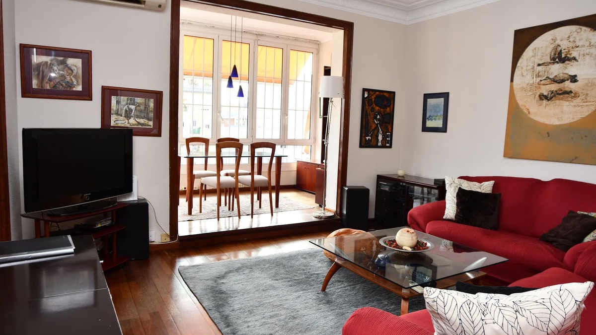 Sant Antoni Apartment | Bright apartment in the center of Barcelona.