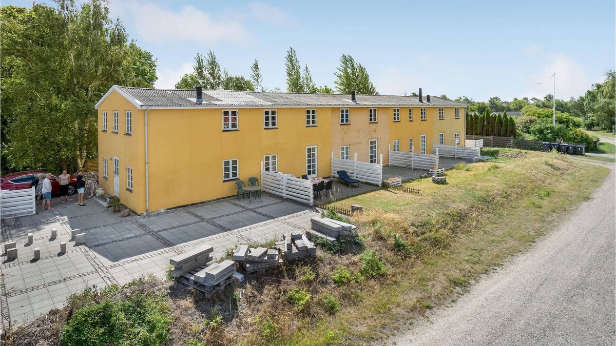 Reersø Apartment | Bright apartment located in a quiet area, close to the sandy beach.