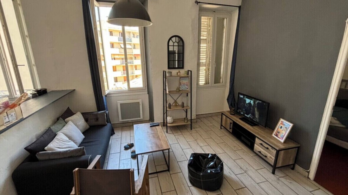 Saint-Lambert Apartment | Bright Apartment Near the Beach and Old Port