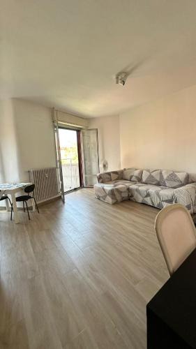 Lorenteggio Apartment | Bright Apartment Segneri M4