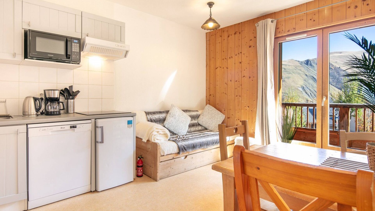 Saint-Sorlin-d'Arves Apartment | Bright apt 4/6 ppl, balcony, mountains view