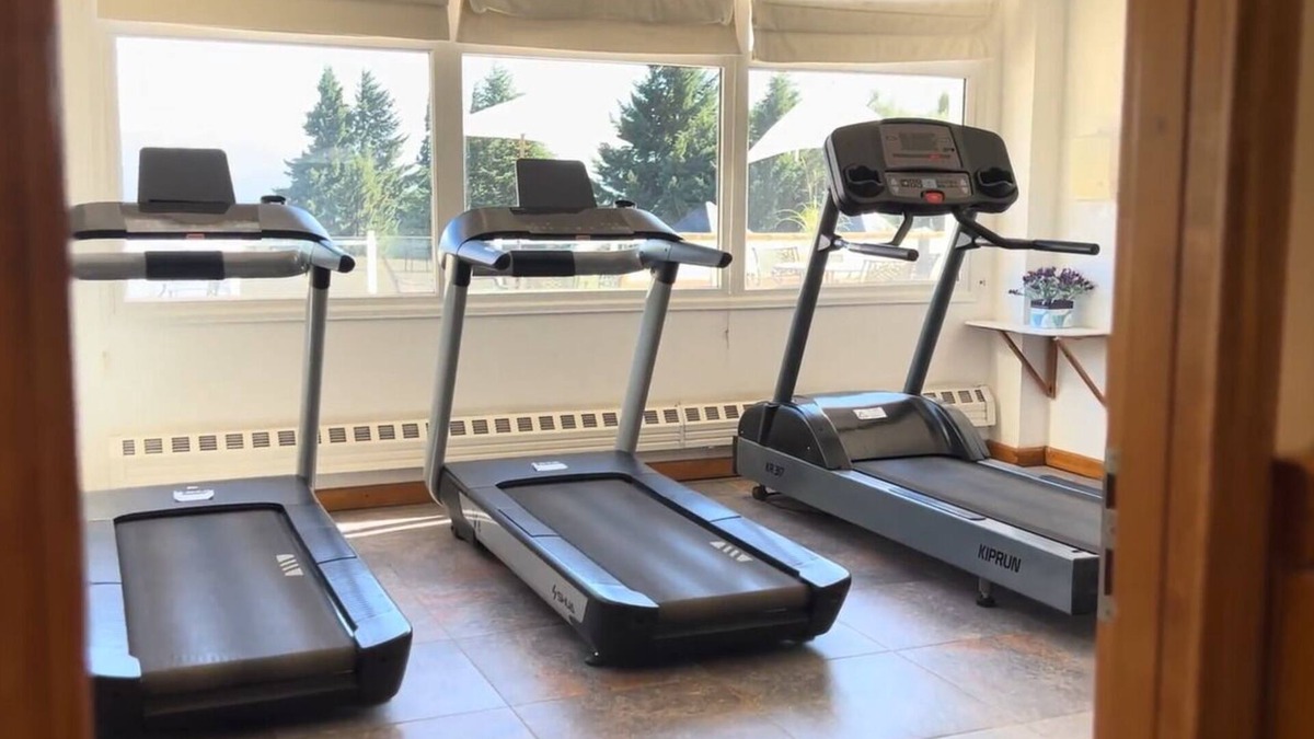 San Carlos de Bariloche Hotel | Bright and Welcoming Room with Heated Pool Near Nahuel Huapi Lake Activities