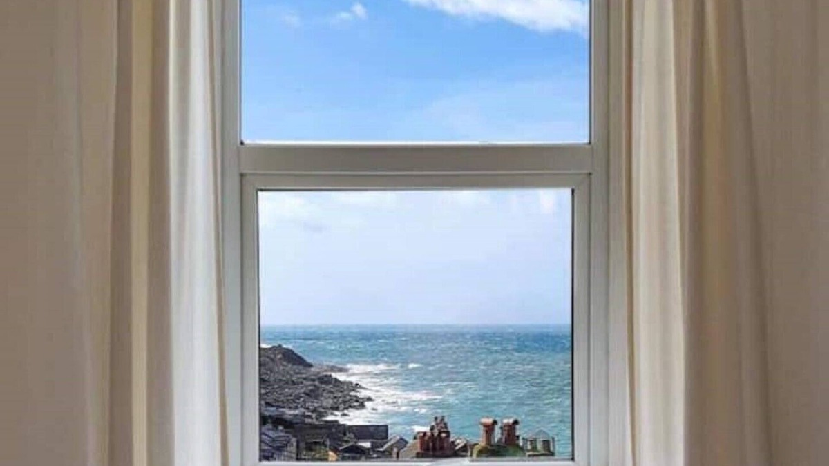 Portland House | Bright & beautiful 4 bedroom house with sea views
