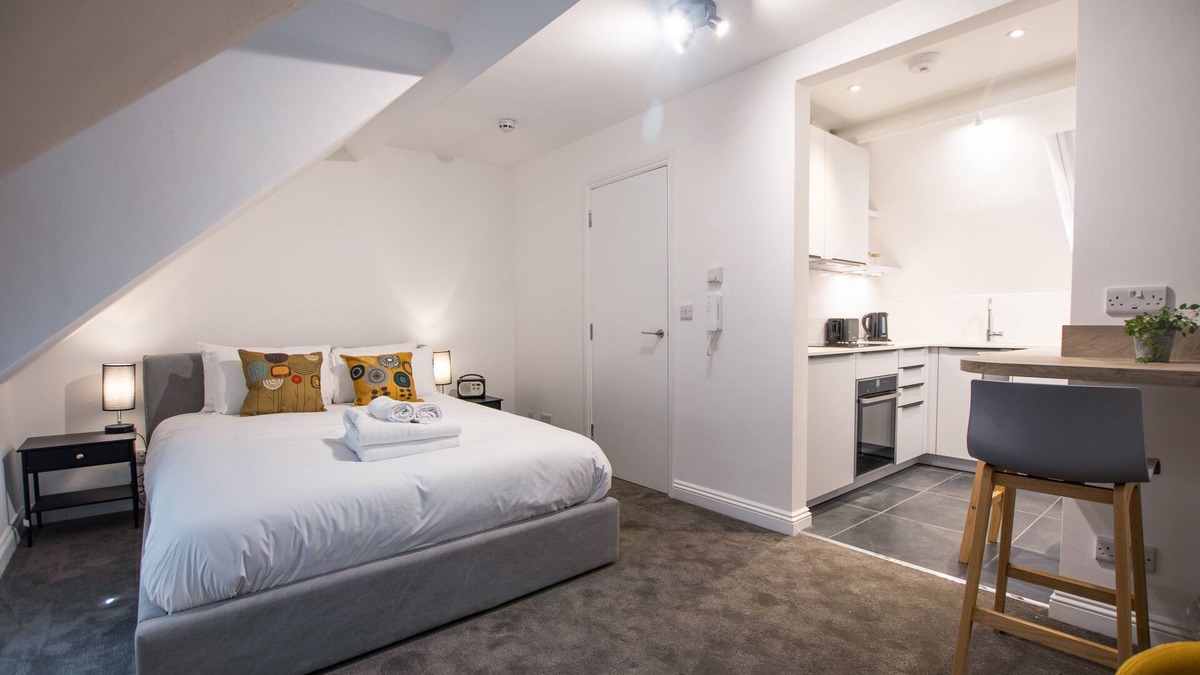 Bristol Apartment | Bright & Beautiful Studio Flat in Bristol