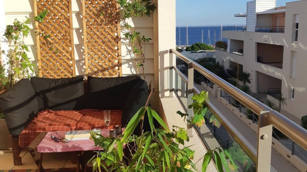Meze House | Bright beautiful vacation apartment by the sea/Bel appartement de vacances en bord de mer