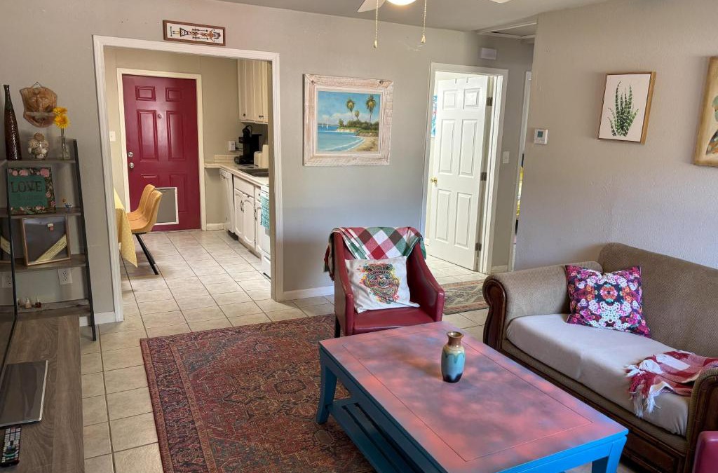 Gulf Breeze Apartment | Bright & Breezy Cottage