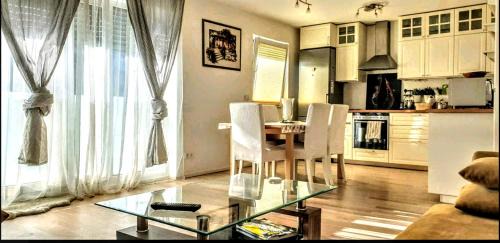 Munchen District Apartment | Bright by Trade Fair ICM 15 min direct to City Center 2-BedRoom full 2-BathRoom, free Parking, Balcony, Family and Business friendly