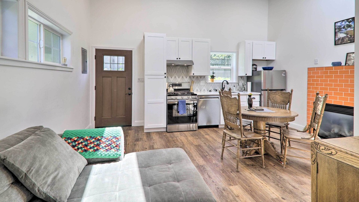 Oakland Cottage | Bright & Cheerful Bungalow in Heart of Oakland!