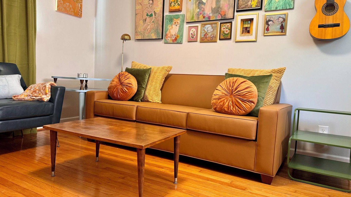 Tower Grove South House | Bright & Cheerful-Near Restaurants, Coffee, & Large Park. King Bed Dogs Allowed