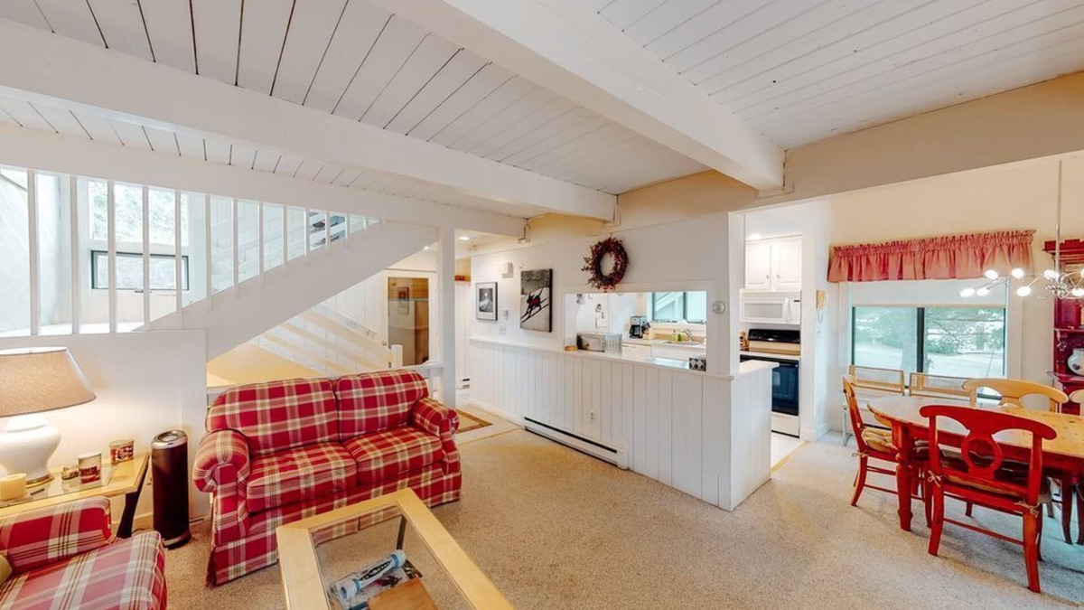 Bromley Mountain Condo | Bright & cheery condo with seasonal pool access