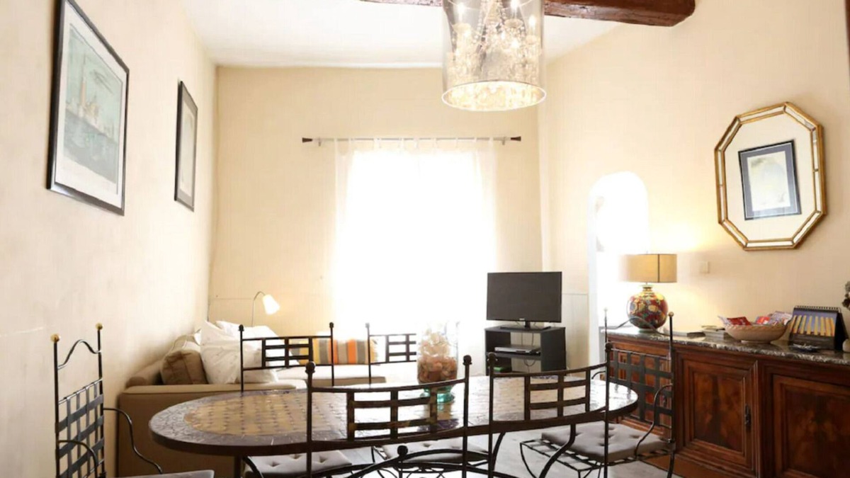Avignon City Centre Apartment | Bright, comfortable apartment in old house