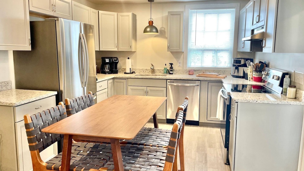 Frederick Condo | Bright Cozy Condo - 9 Minute Walk To Carroll Creek