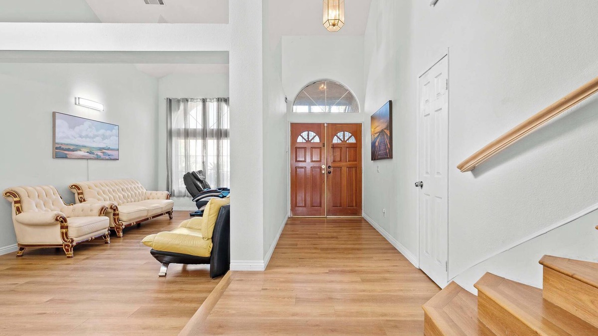 Valinda House | Bright Cozy Home w Full Kitchen, Garage Backyard