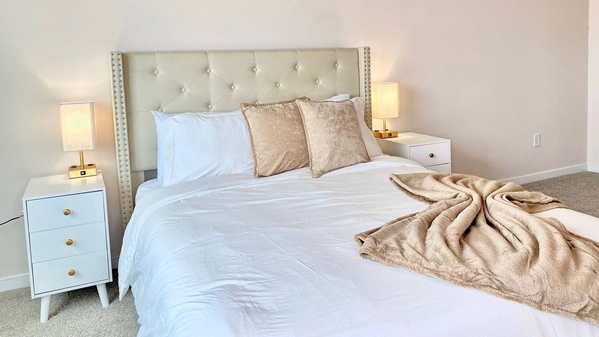 Downtown Baltimore House | Bright & Cozy | Queen Bed | Pool | MUST SEE