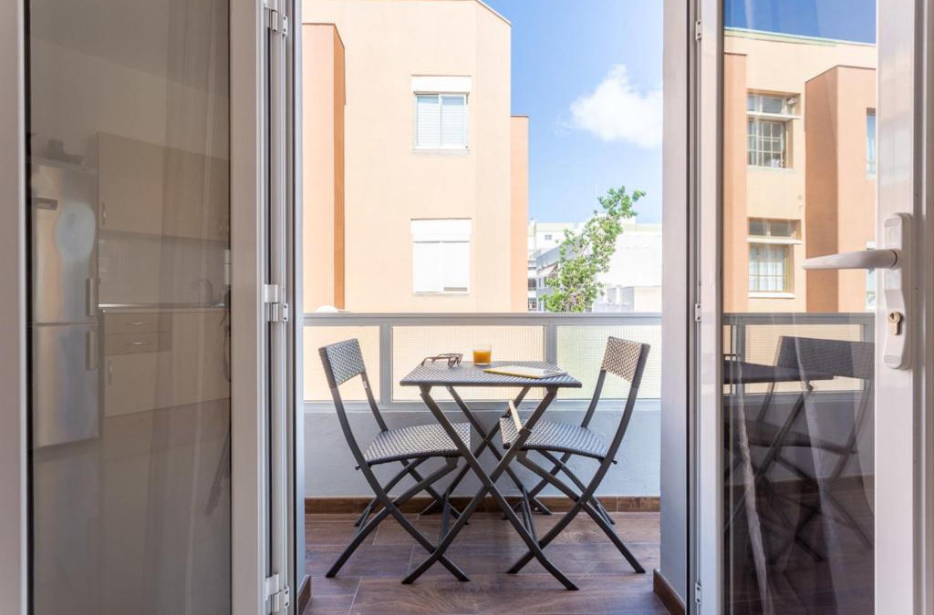 Las Palmas de Gran Canaria Apartment | Bright with terrace next to the beach