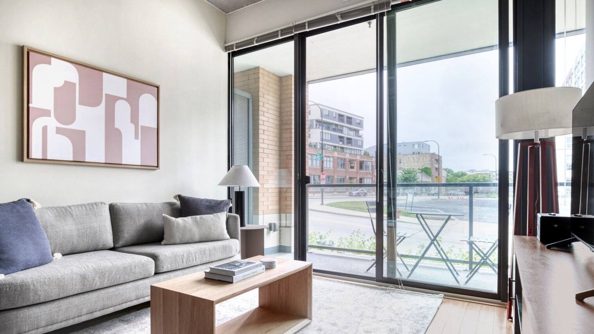 Evanston Apartment | Bright Evanston 1BR w/ Pool & Gym, walk to Northwestern, by Blueground