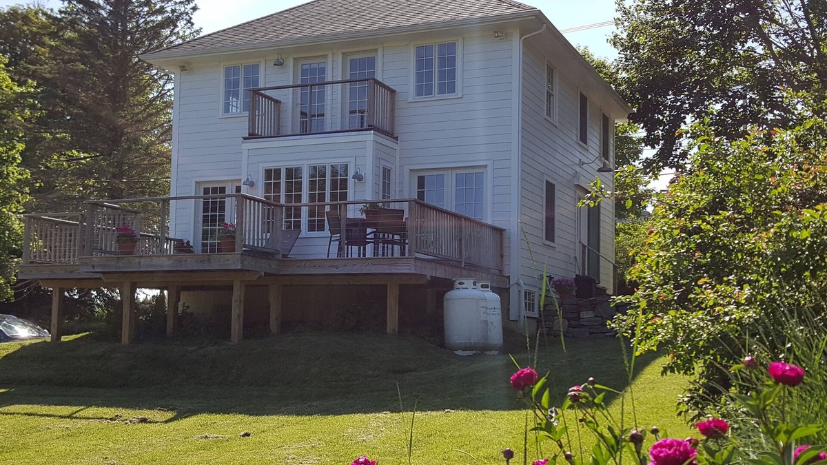 Wiscasset House | Bright, family friendly, newly built, modern and in the perfect location!