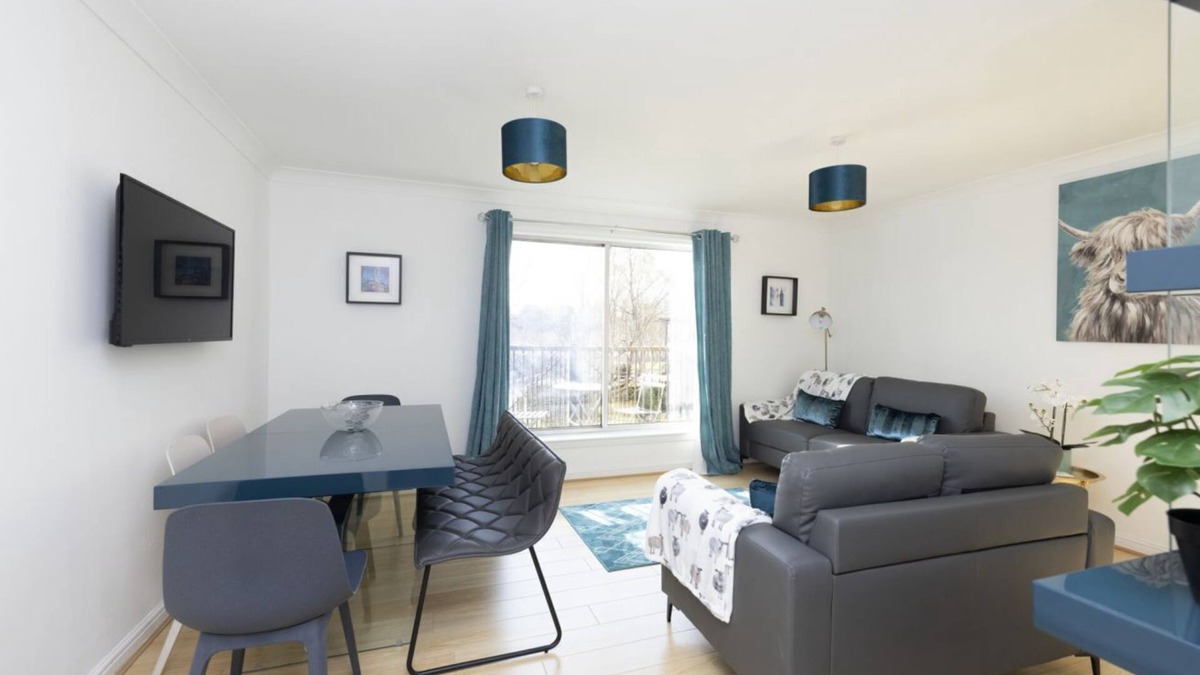 Govan Apartment | Bright Flat Overlooking The Clyde