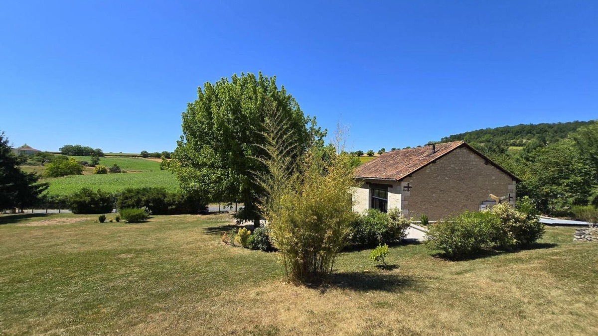 Comberanche-et-Epeluche Cottage | Bright cottage with enclosed garden and parking