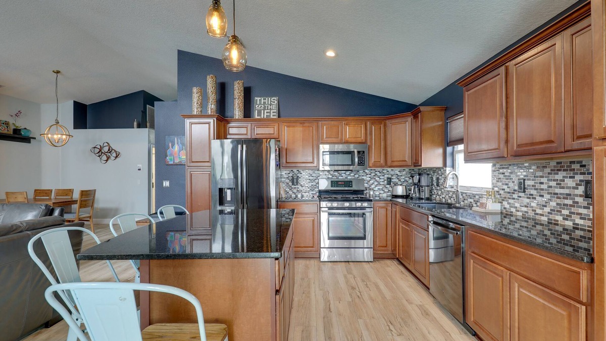 Lakeview Village Cottage | Bright Getaway w/Ski Lake, 11 Miles to Dtwn Tampa