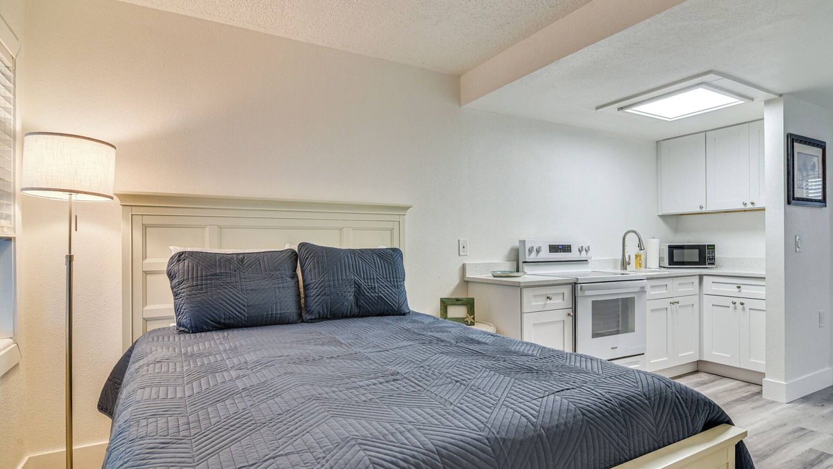 Pass-a-Grille Historic District Apartment | Bright Gulf Coast Escape - 8 Mi to John’s Pass!