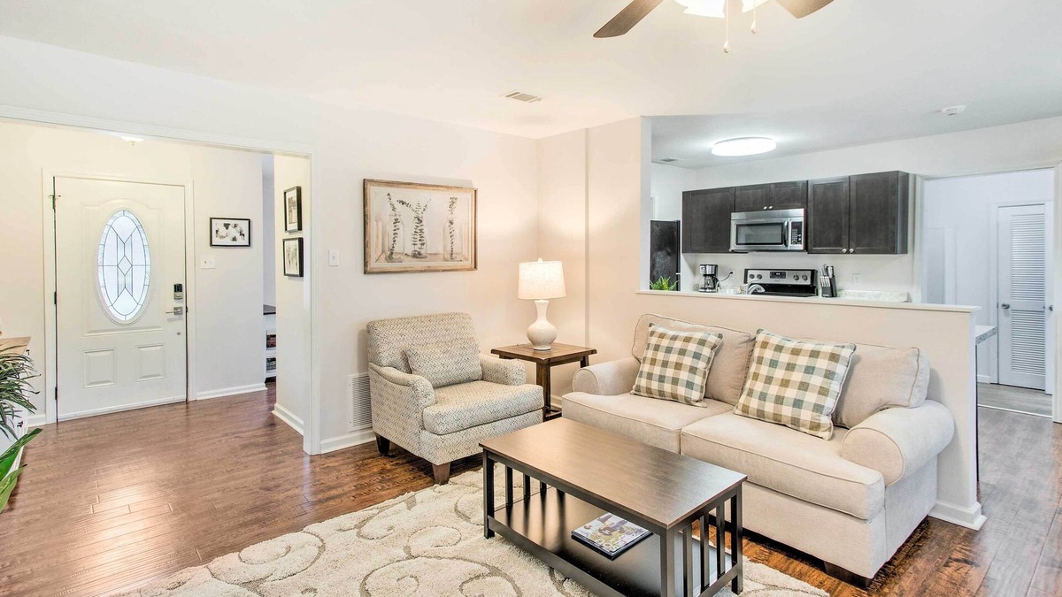 Hinesville House | Bright Hinesville Home, 43 Mi to Savannah!