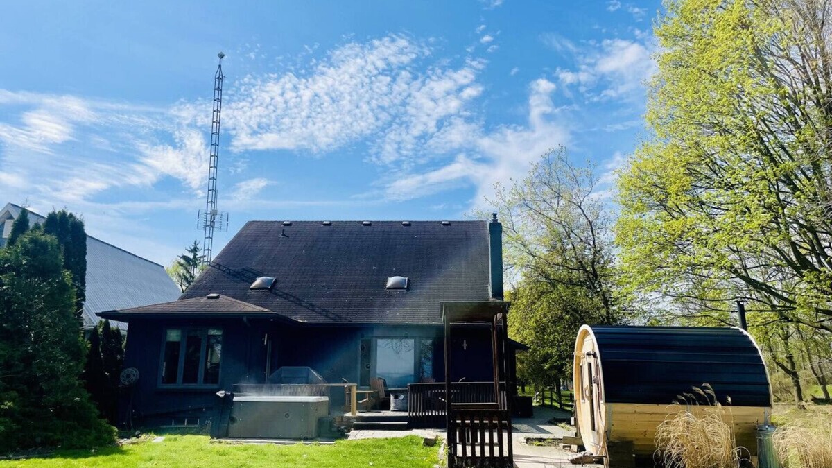 Louth Cottage | Bright Home, Relaxing, lakefront W Sauna & Hottub