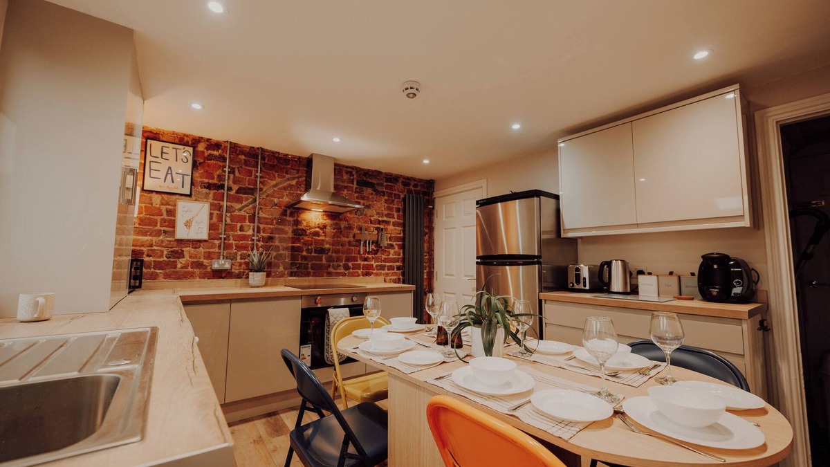 Retford House | Bright House. 13 minutes to the theme park. Family sized victorian terrace.