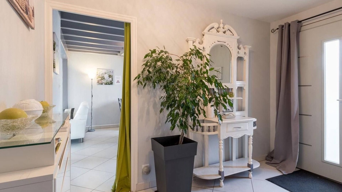 Gy Cottage | Bright house with private garden and Wifi near historical sites
