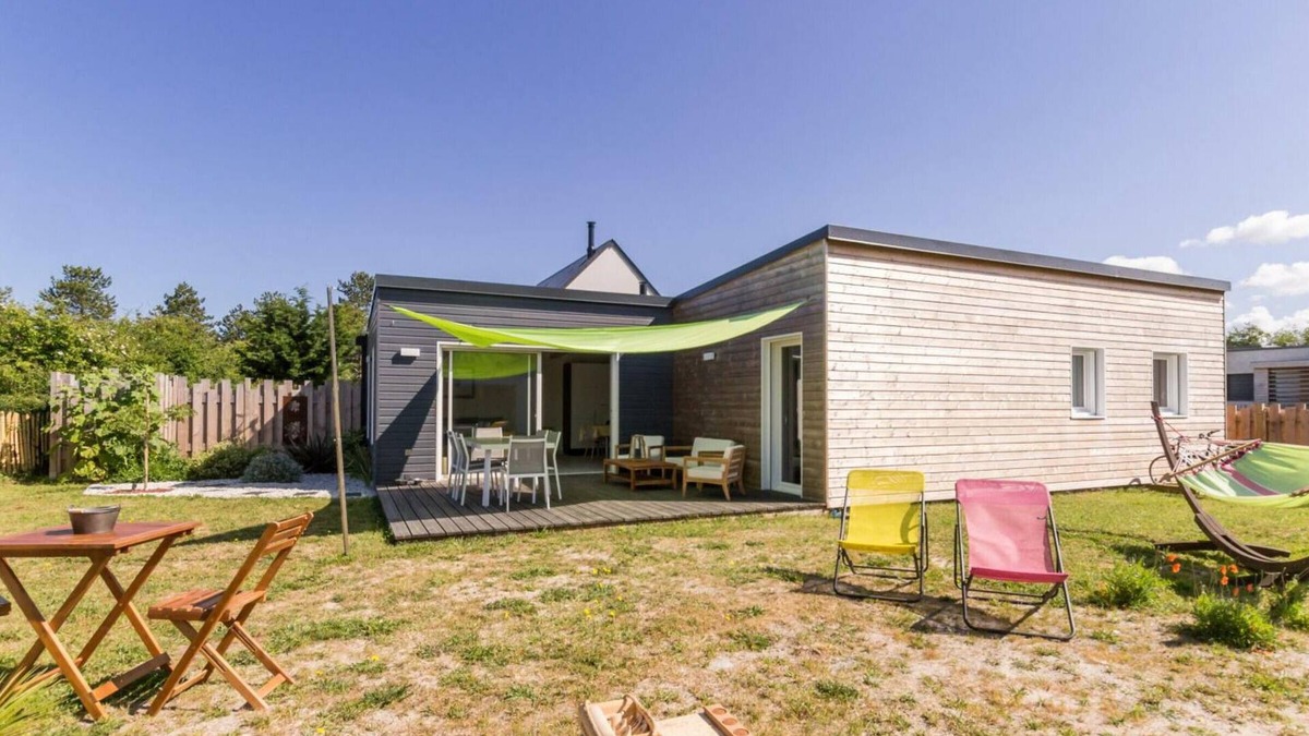 Lingreville Cottage | Bright house with terrace and parking 800m from the beach