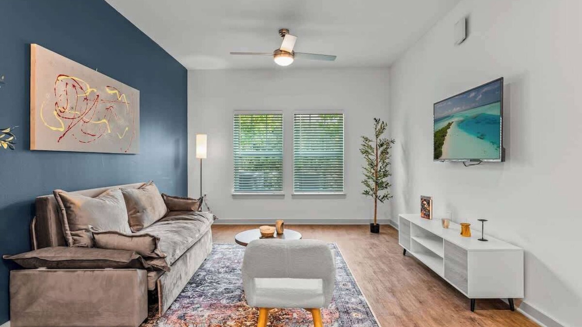 Lake Buena Vista Apartment | Bright King Suite w/Pool + Gym and Near Parks