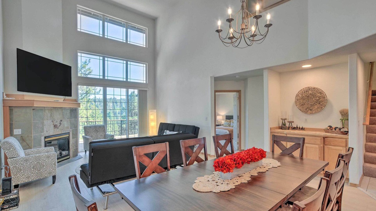 Klamath Falls House | Bright Klamath Falls Townhome w/Resort Perks