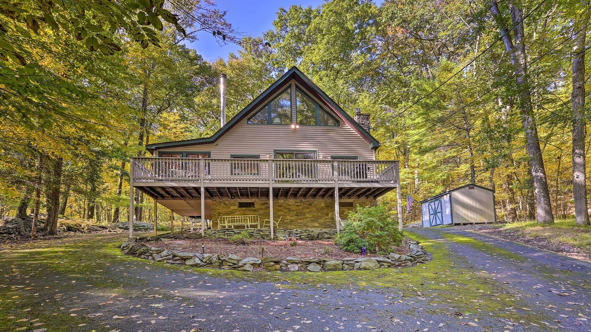 Lackawaxen Cabin | Bright Lackawaxen Cabin - 2 Mi to Big Bear!
