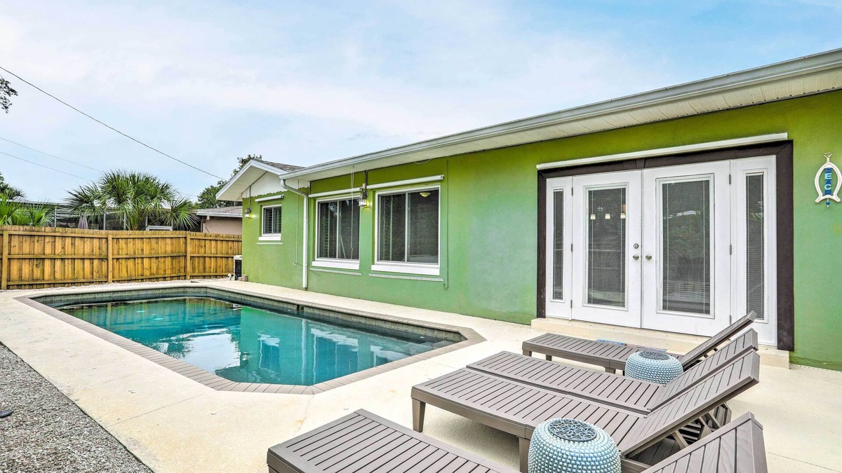 Harbor Bluffs House | Bright Largo Getaway w/ Private Pool & Grill!