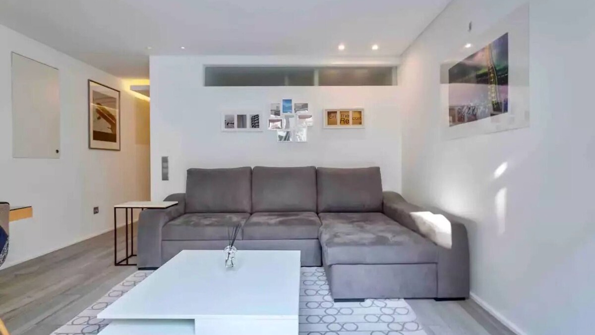 Falca Apartment | Bright Lisbon T2 with 35 m2 Terrace, 2bed and 2bath and fast internet!