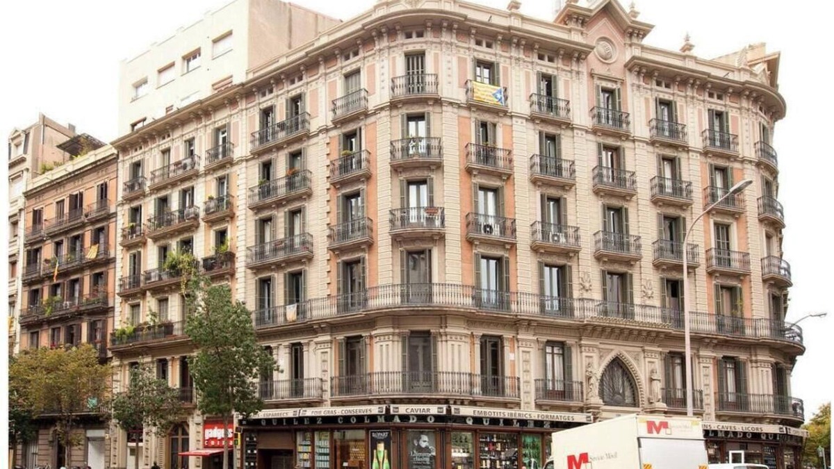 L'Antiga Esquerra de l'Eixample Apartment | Bright Living Spaces with Catalan Charm