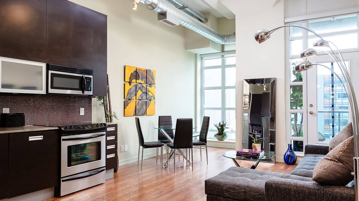 Midtown Toronto Condo | Bright loft one bedroom with den, steps to subway, Casa Loma and Yorkwille