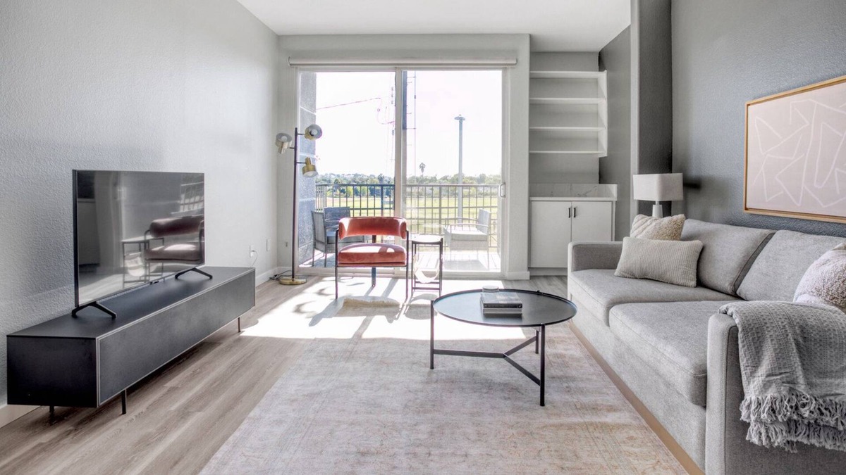 Mar Vista Apartment | Bright Mar Vista 2BR w/ W/D, nr Venice Beach, by Blueground