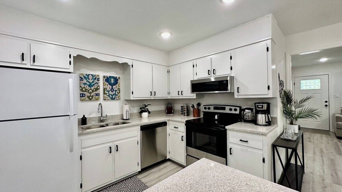 Paragould House | Bright, Modern 1-level near it all!
