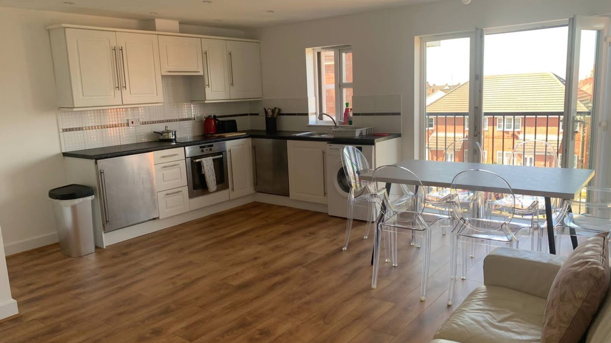 Crosby Apartment | Bright modern 2 Bed Apartment Free Parking, walking distance to Crosby Beachn